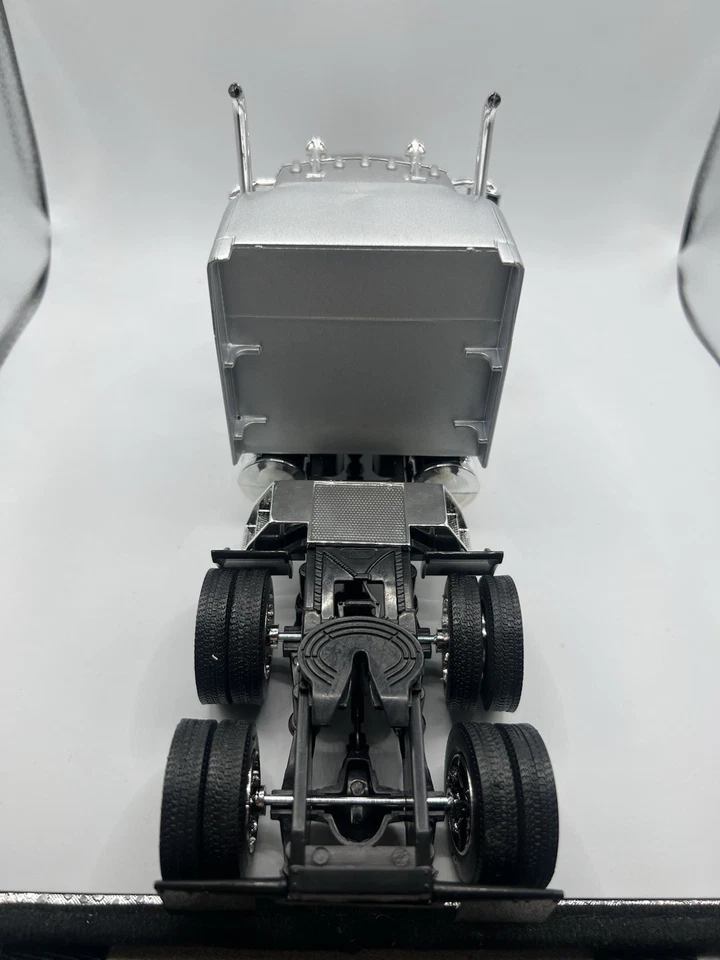 Camión Peterbilt 389 con remolque de plataforma plateada metálica. Foto 4 de 4