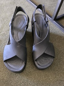 EUC BLACK Crocs Sandals Brooklyn High Wedge Women US Shoes Size W6 Multi/Stucco