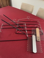 2 Kleiderbügel Und 2 Krawatten Oder Schalbügel