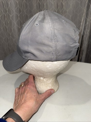 Adidas con logo in poliestere bianco su grigio leggero grigio cappello berretto gancio passante usato in ottime condizioni - Foto 6 di 8