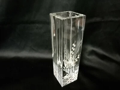 Ancien vase en cristal gravé avec strass signature à identifier ? - Photo 1/4
