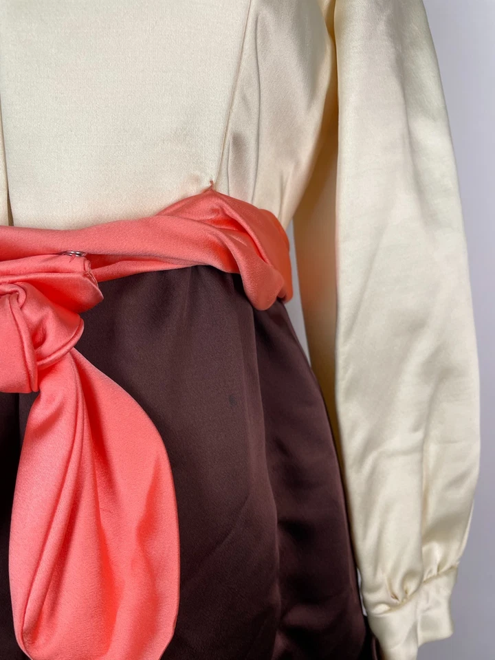 Vestido Vintage Años 50 Satinado I. MAGNIN Marfil Marrón con Lazo y Broche Extraíble 10 EE. UU. Foto 2 de 4