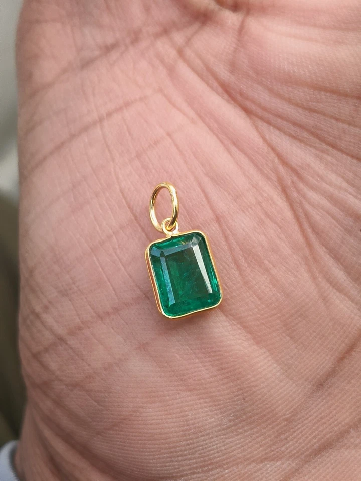 Colgante con dije de oro esmeralda natural colgante hecho a mano de oro macizo de 18 Foto 2 de 4