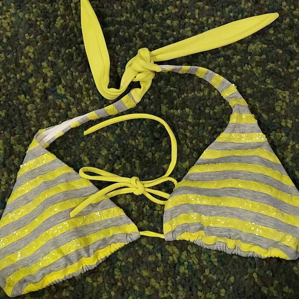 Top de bikini triángulo Victoria's Secret amarillo lentejuelas gris rayas mediano Foto 4 de 4