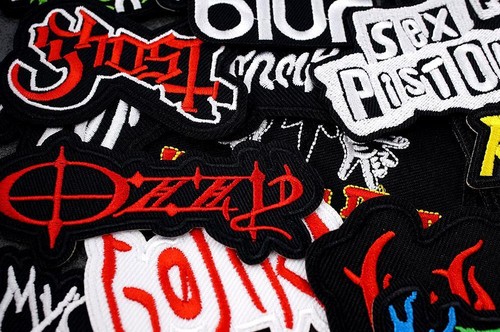 Lotto casuale di 25 toppe rock band ferro su musica punk roll heavy metal cucito - Foto 7 di 12