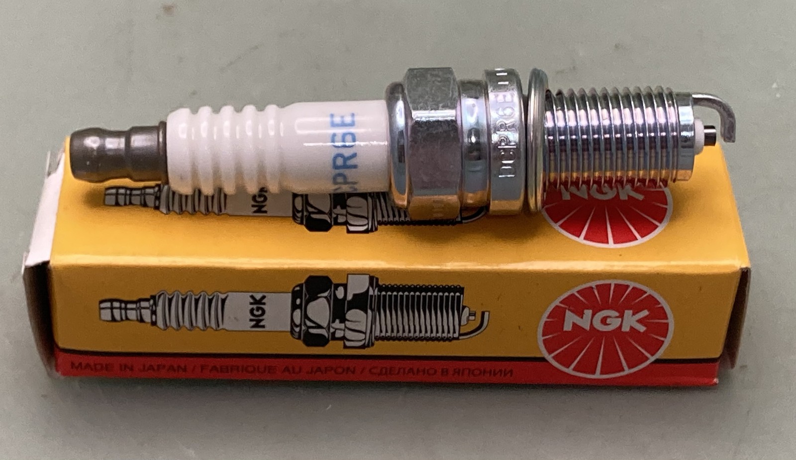 New Genuine NGK 3481 Spark Plug DCPR6E