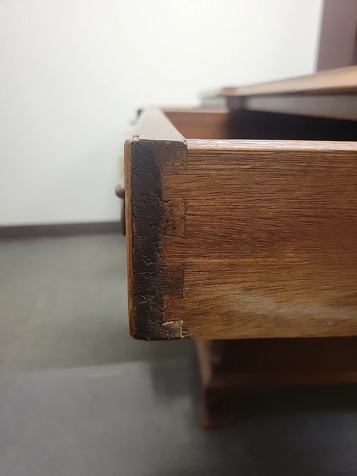 Escritorio King George III caoba con tapa de cuero y detalles de latón Foto 2 de 4