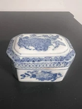 Vintage Chinese Chinoiserie Floral Porcelain lidded Trinket Box Blue white Gift