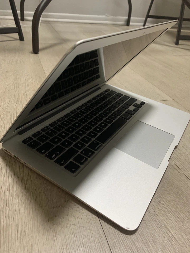 Notebook Apple MacBook Air 13 polegadas 2017 A1466 prata. (Leve dente no canto) - Imagem 4 de 4