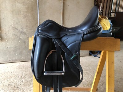 Dressursattel 17 Z Amerigo Cortina, gebraucht aber gut erhalten. Wenig geritten.