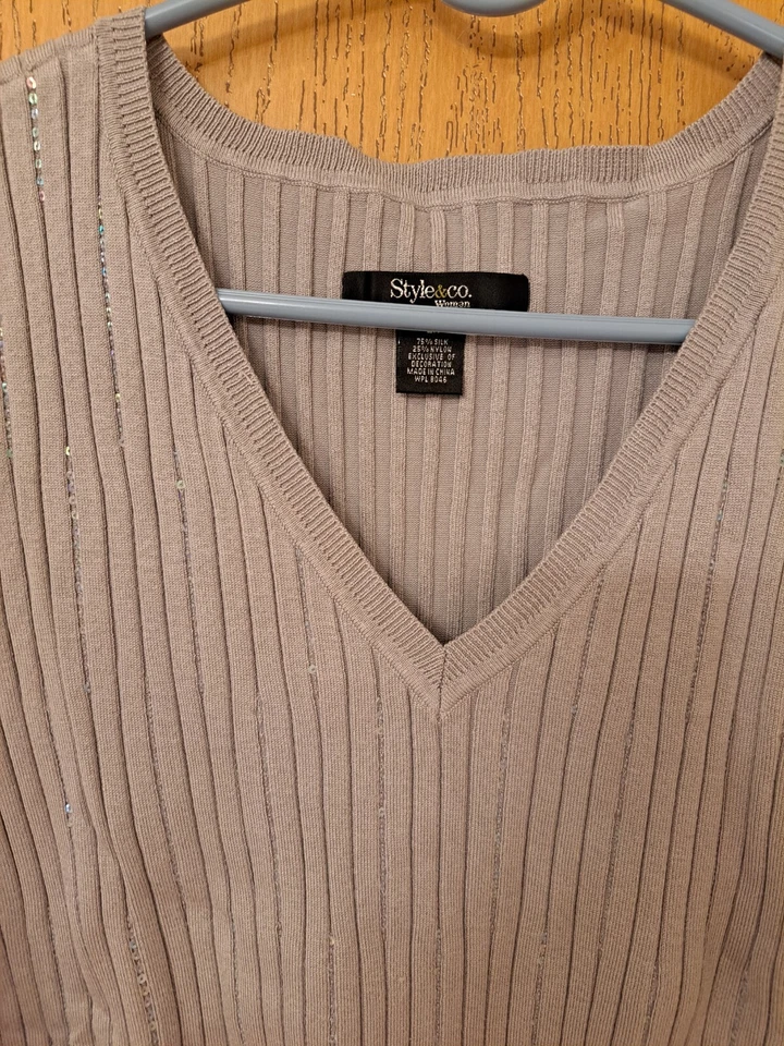 STYLE&CO, SUÉTER GRIS CON DETALLES PLATEADOS, ACANALADO, TALLA 2X, NUNCA USADO, CUELLO EN V Foto 2 de 3