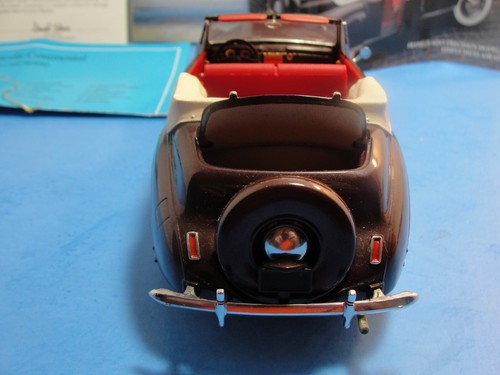 Franklin Mint 1941 Lincoln Continental Burgundy Tan 1/24 Scale Diecast Paperwork - Picture 4 of 9