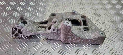 VW CADDY III Furgon 2KA, 2KH, 2CA, 2CH Generatorhalterung 06F903143F 31116547