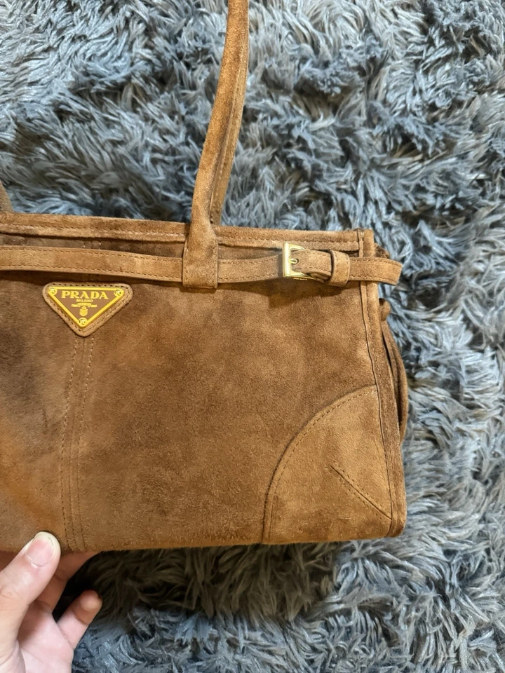 Bolso de gamuza mediano Prada Bonnie | Chocolate | VENTA AL POR MENOR $3100 Foto 2 de 4