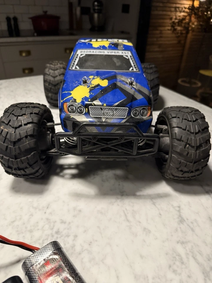 BSD Racing Viper XST 4x4 Remote Control Car And 3 Battery packs - Image 4 of 4