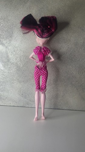 Monster High Draculaura With Pajamas - Picture 5 of 5