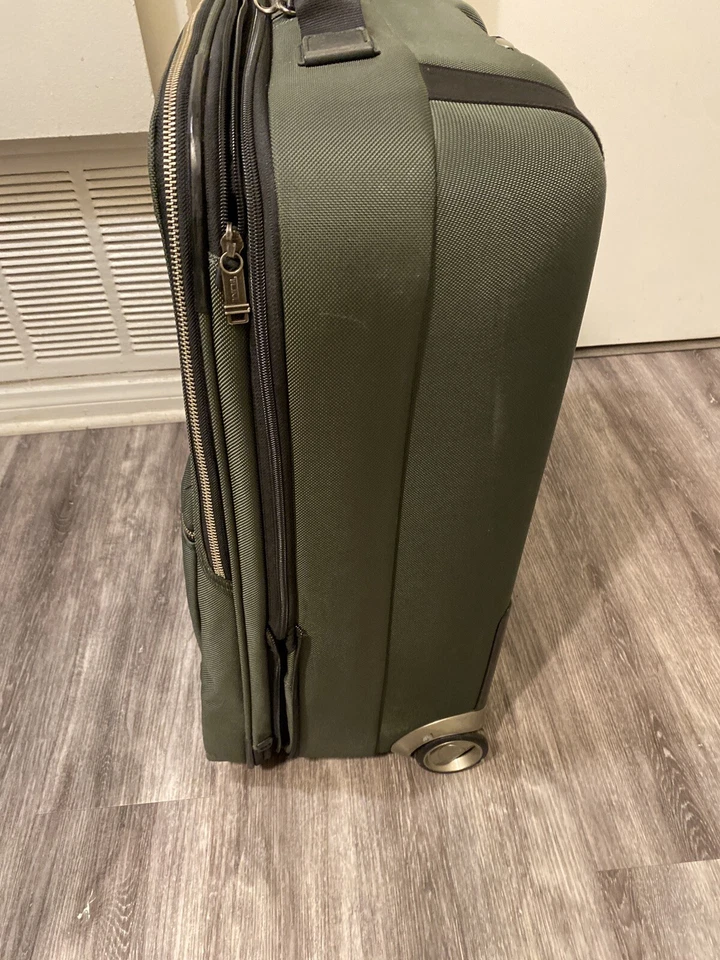 Tumi verde oliva con borde naranja 2 ruedas usado rodante llevar por favor revisa las fotos Foto 3 de 4