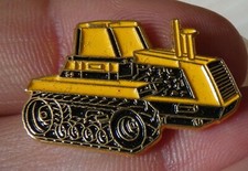 PIN'S ENGIN TP CHANTIER TRAVAUX PUBLIC DUMPER CHENILLE TYPE CAT CATERPILLAR