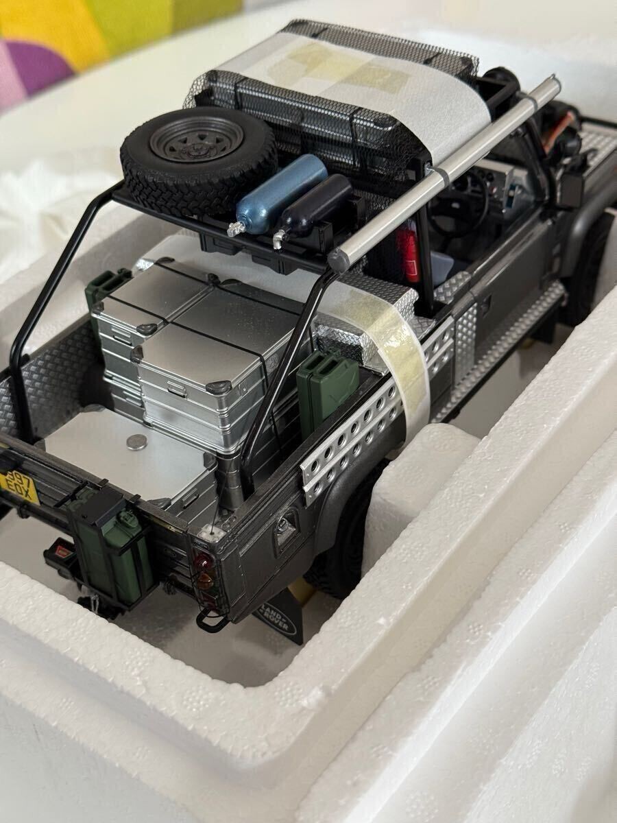 Kyosho Original 1/18 scale Land Rover Defender Movie Edition