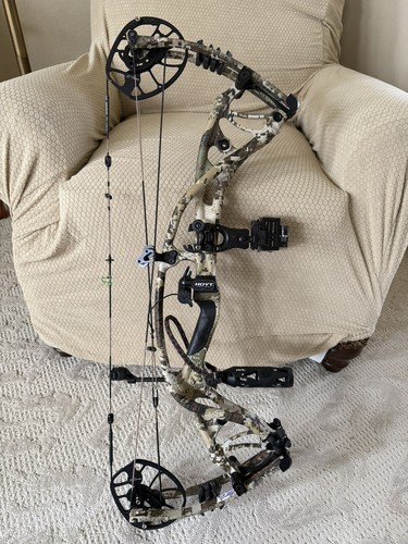 Hoyt Carbon RX-3 Wrx Right Hand, Hoyt Ultra Rest, Trophy Ridge sight. 60 lb 