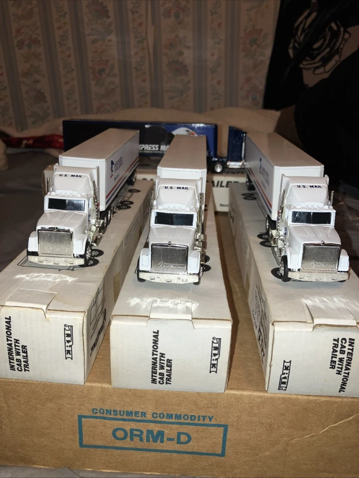 Lot Of 3 Mint & 1 Broken ERTL INTERNATIONAL CAB WITH TRAILER U.S. POSTAL SERVICE - Image 3 of 4