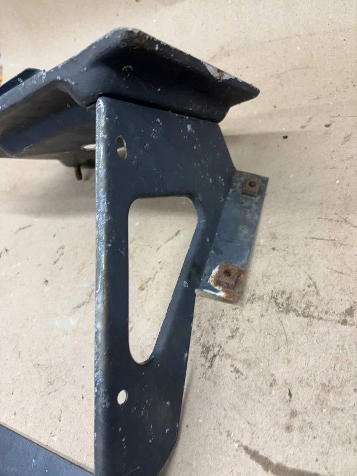 Chevrolet GMC 1988 89 90 1995 96 97 1998 BANDEJA DE BATERÍA CON SOPORTE SOPORTE USADO OE Foto 3 de 4