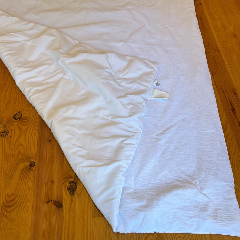 Room Essentials Comforter Twin XL White Reversible Woven Quilted Insulated Dorm - Image 3 of 4