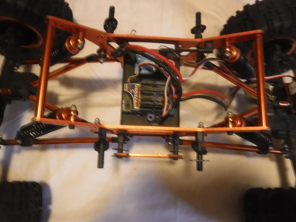 Exceed RC 1/8 2.4Ghz Mad Torque RC Rock Crawler for parts or repair - Image 4 of 4