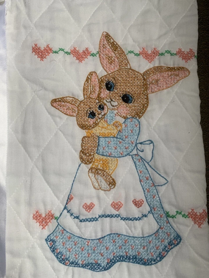 Manta acolchada para bebé saco de dormir bordado hecho a mano usado en excelente estado vintage Foto 2 de 4