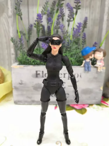 Mafex No. 009 The Dark Knight Trilogy Catwoman Selina Kyle Action Figure Boxed - Picture 3 of 10