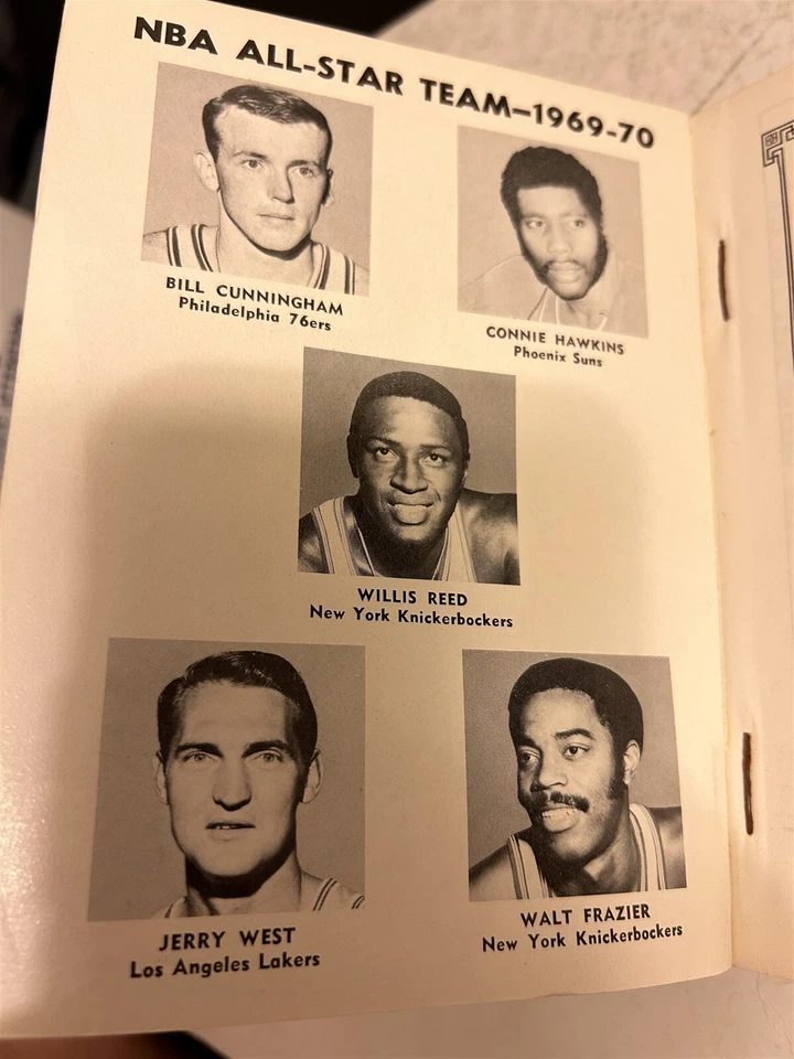 1970 71 NBA Guide Preview LOS ANGELES Lakers WILT CHAMBERLAIN Knicks WILLIS REED - Image 3 of 4