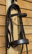 Anatomical hunter bridle with platted reins and browband