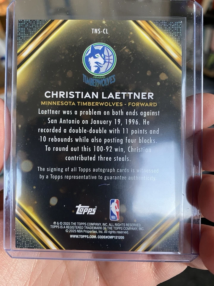 Lámina holográfica Topps Christian Laettner #TNS-CL Topps Notch Signatures 2025-26 Foto 2 de 2