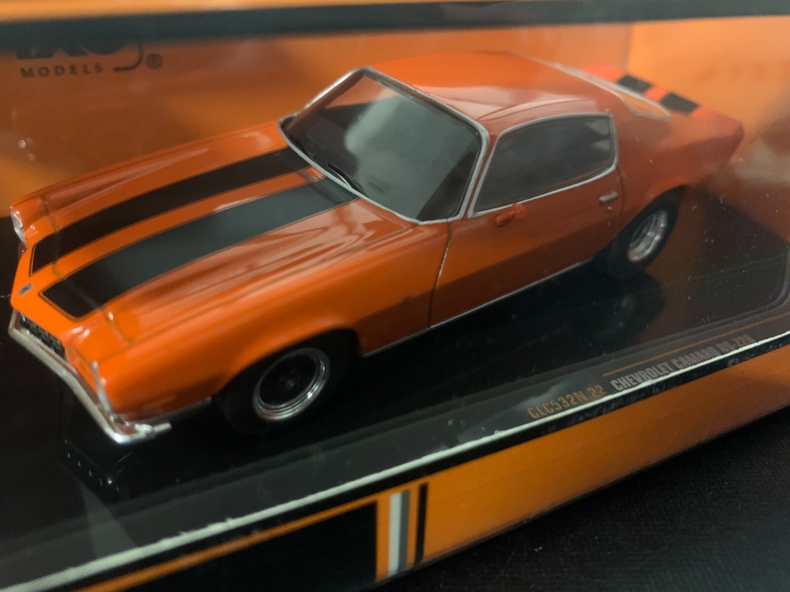 Idée cadeau homme amateur auto avec la Camaro Z28 1970 IXO orange 1/43