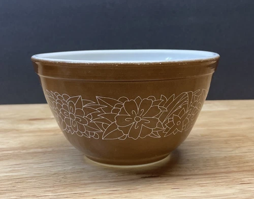 Pyrex Brown Bowl Woodland Pattern (1978-1983) #401 750ML 5.5" Diameter