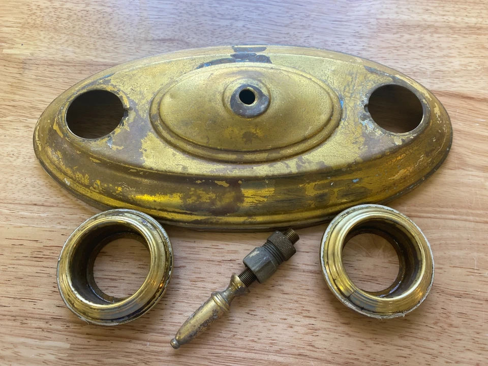 Antiguo accesorio de luz de techo de estaño prensado de dos bombillas - COMO ESTÁ - 12" x 6" x 2" aprox Foto 2 de 4