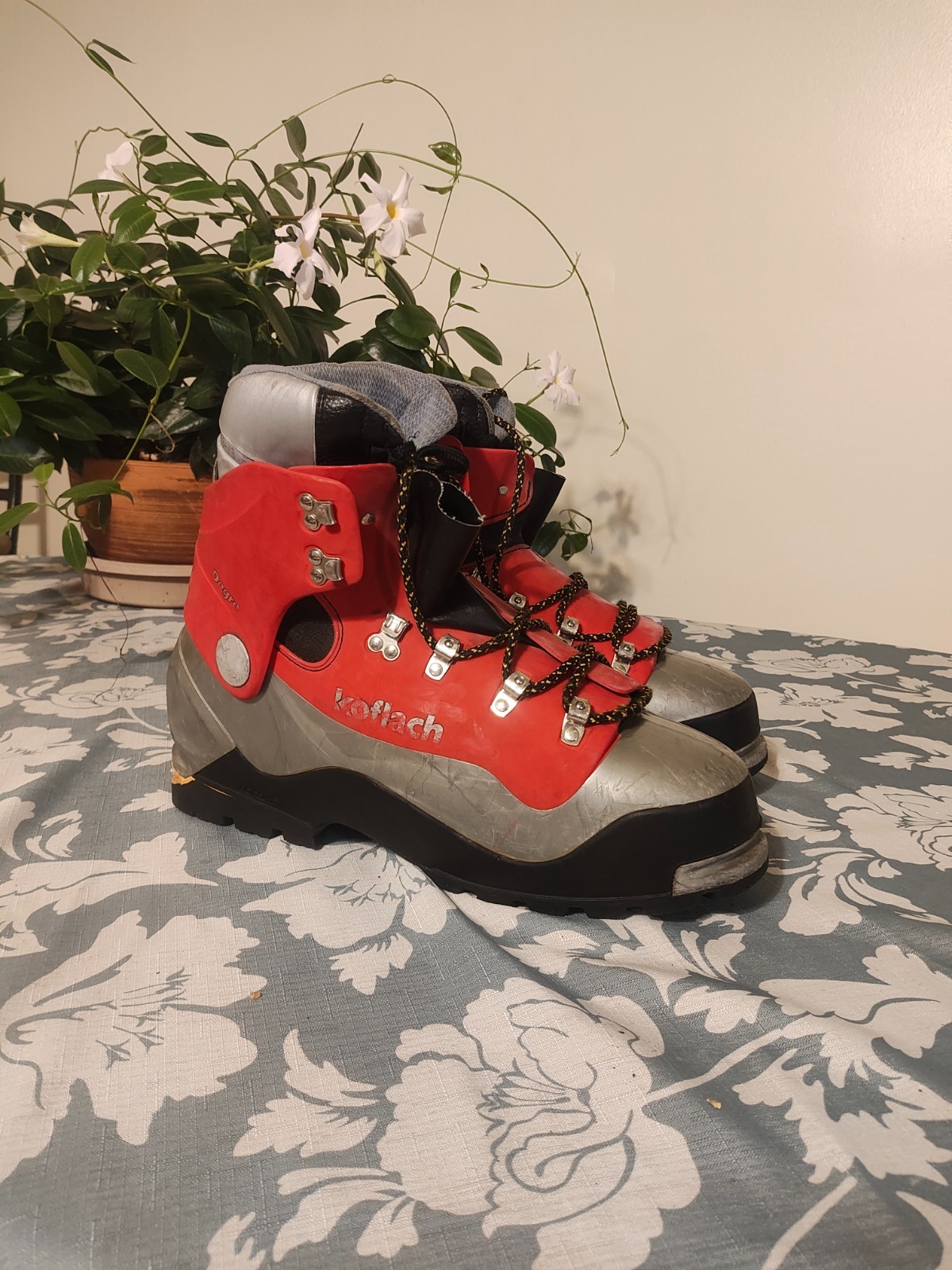 Botas de escalada en hielo KOFLACH (TALLA: US HOMBRE 13.5, US MUJER 15) ROJAS