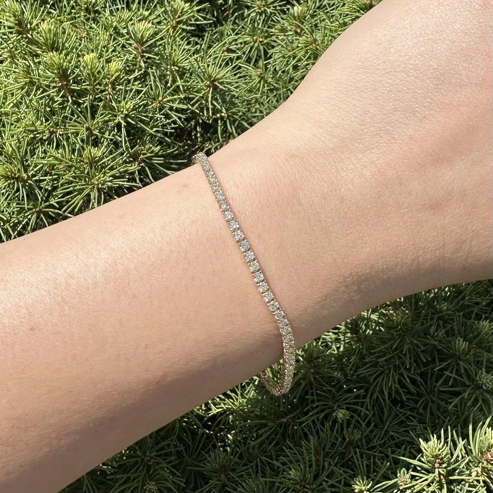 Brazalete de tenis de línea clásica de diamantes brillantes ardientes de 2,92 quilates de oro amarillo de 14 k Foto 2 de 4