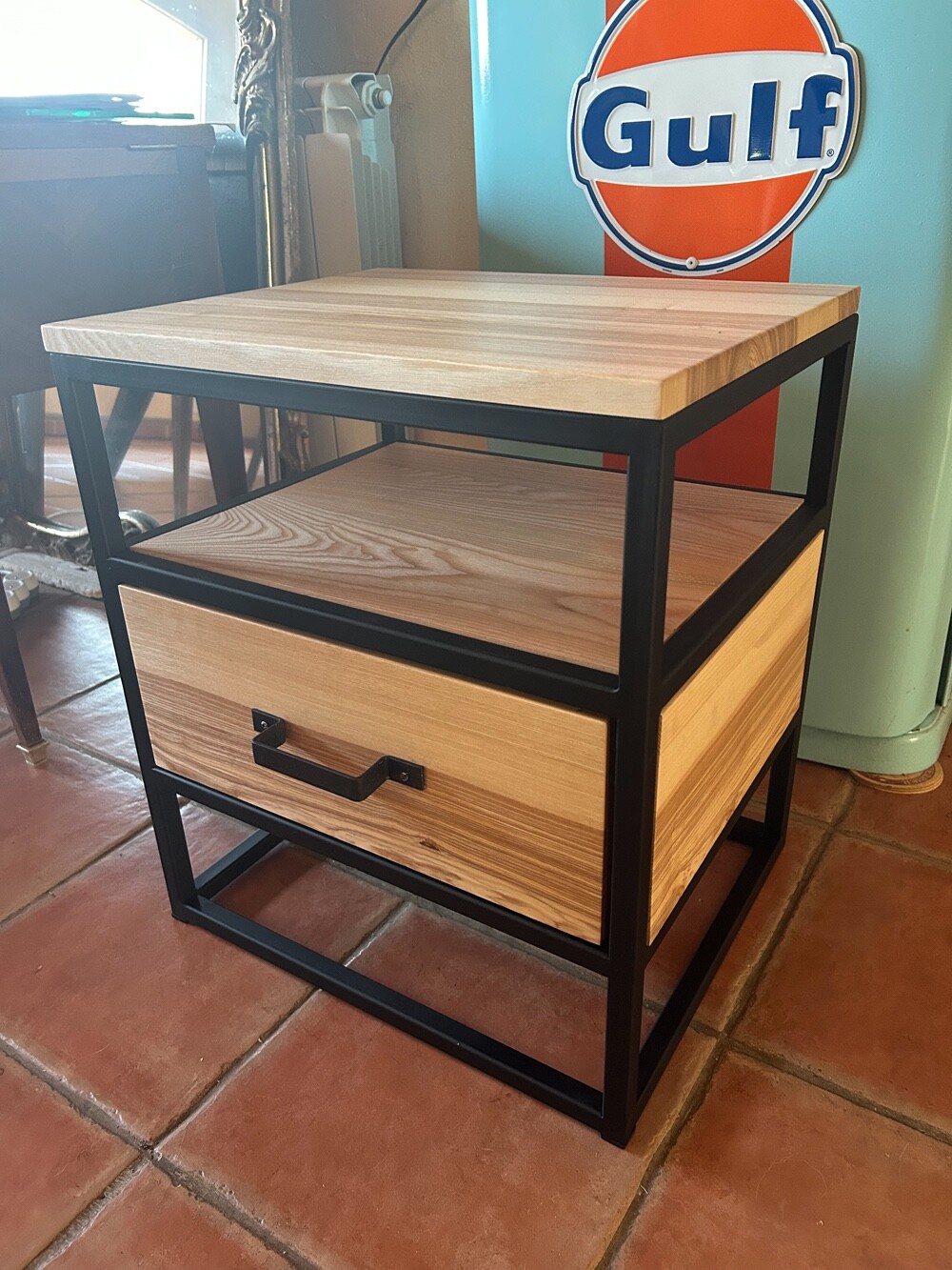 Bout de canapé sur mesure compact bois métal pour petits espaces