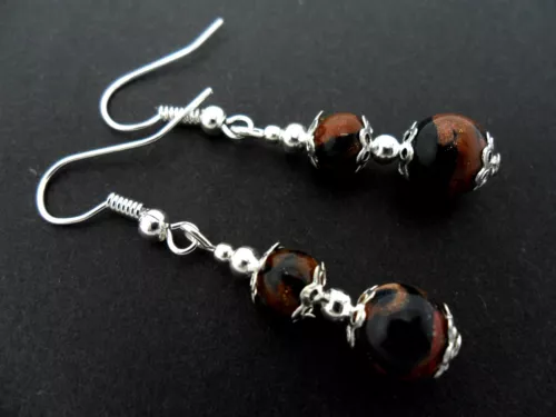 A PAIR OF 8-10MM BROWN/BLUE GOLDSTONE BEAD AND SILVER PLATED EARRINGS. - Picture 2 of 2
