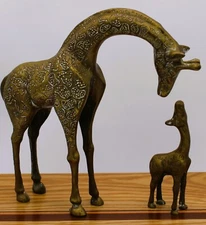 Vintage Brass Giraffe Figurine Set – Mid-Century Mom & Baby Pair, Patina Finish