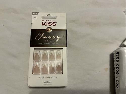 KISS Classy Nails, pegamento para uñas incluido, mediano, mantente a la moda, 28 uñas NUEVO - Imagen 19 de 24