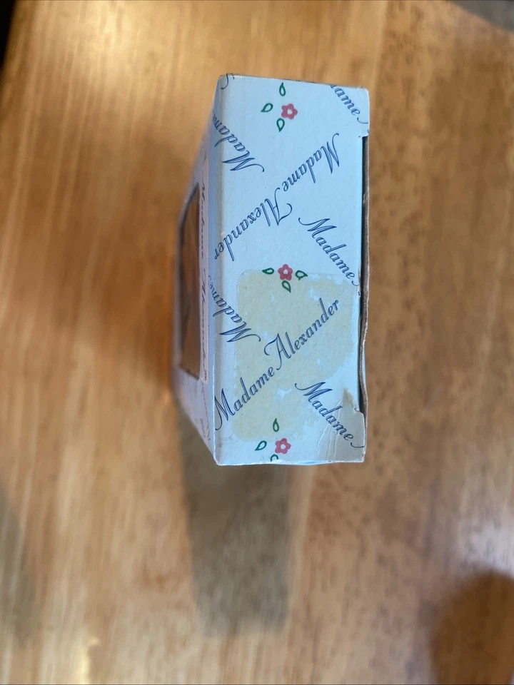 RED RIDING HOOD  MADAME ALEXANDER PIN NEW IN BOX - Imagem 3 de 3