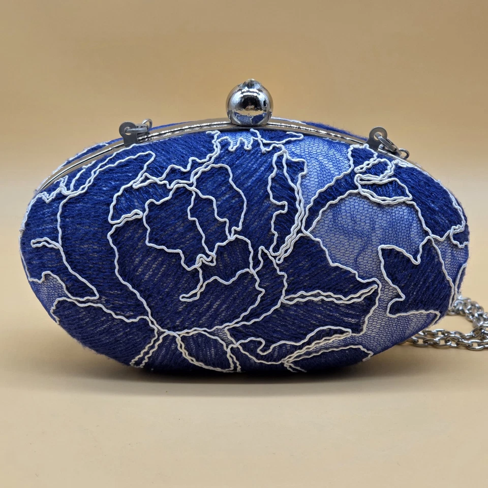 Cartera sin asas TADASHI SHOJI de encaje azul con cadena estrás Foto 2 de 4