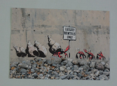 1x Postkarten Luxus Wohnungsmangel Banksy - Kunst Street Art luxury rentals only