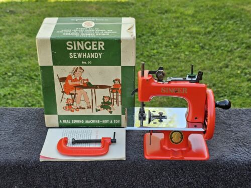 Vtg Singer SewHandy No. 20 Red Sewing Machine W/ Clamp Box Instructions Old RARE - Foto 1 di 23