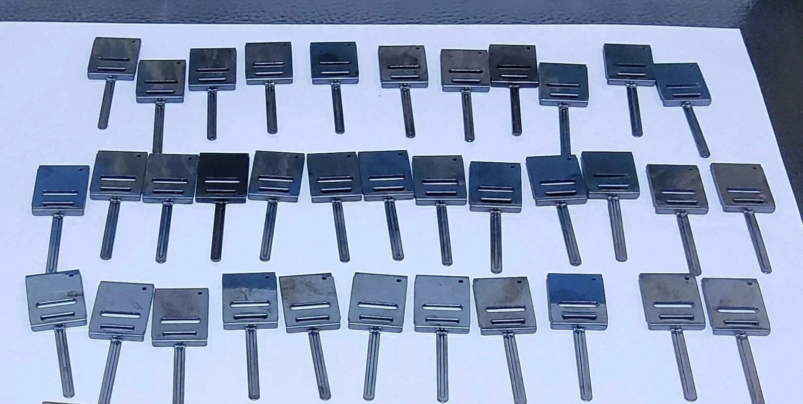 35 pezzi MARKLIN 7509 BASI PER PALO PER LINEA AEREA BINARI K H0 (22)