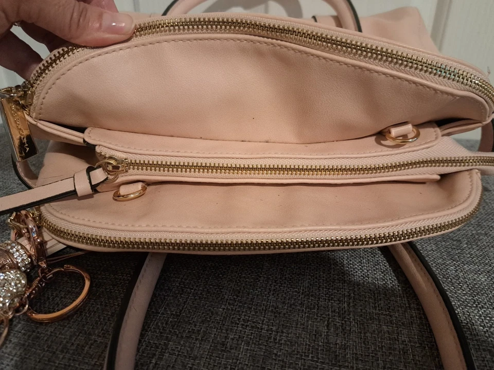 Bolso de hombro Big Buddha para mujer rosa crema imitación cuero nuevo. Foto 2 de 4
