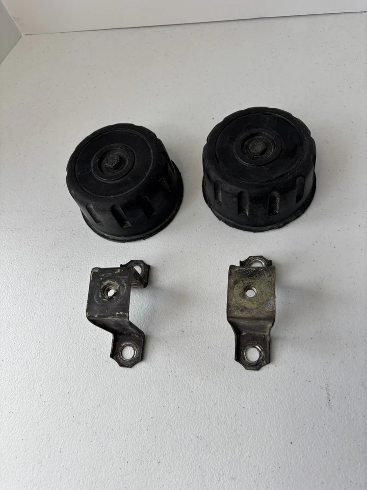Tapacubos centrales para rueda trasera Suzuki Samurai OEM con soportes y herrajes Foto 3 de 4