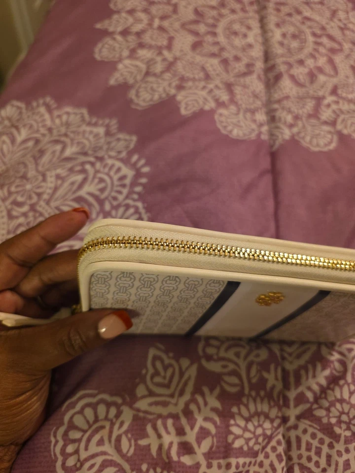 Cartera Tory Burch Géminis Gris Marfil Lona Recubierta Eslabón Rayas Cremallera Alrededor Foto 3 de 4